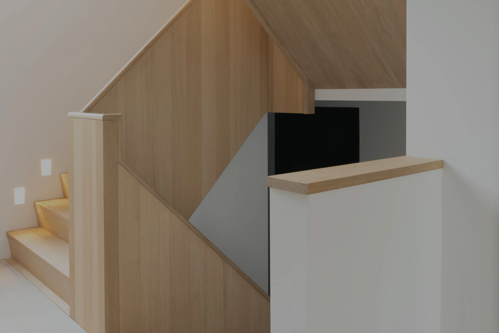 Moderne eiken Z-trap met dichte borstwering en loopverlichting Moderne trappen