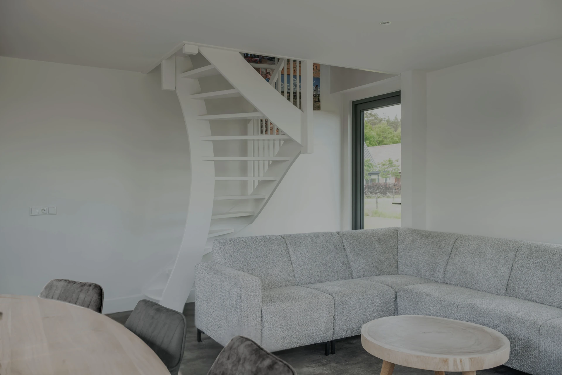 Witte ruimtebesparende trap met boemerangvorm Moderne trappen