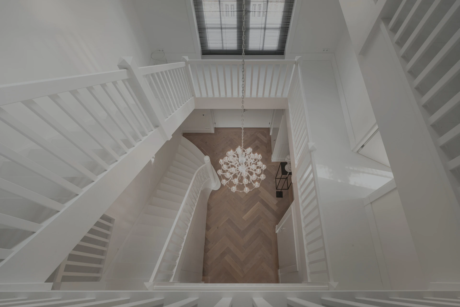 Witte bordestrap met onderkwart Klassieke trappen