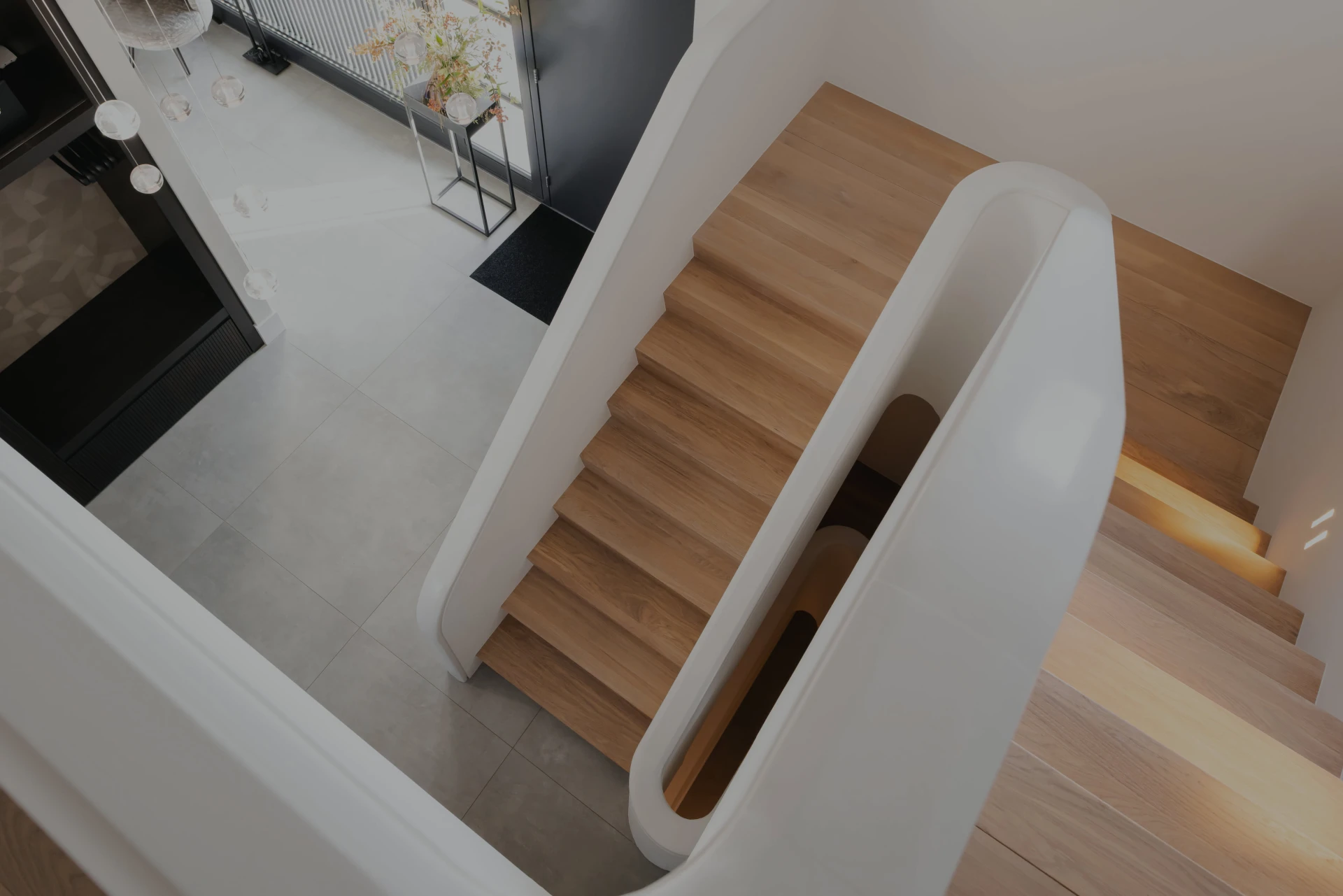 Houten z-trap met dichte borstwering Moderne trappen