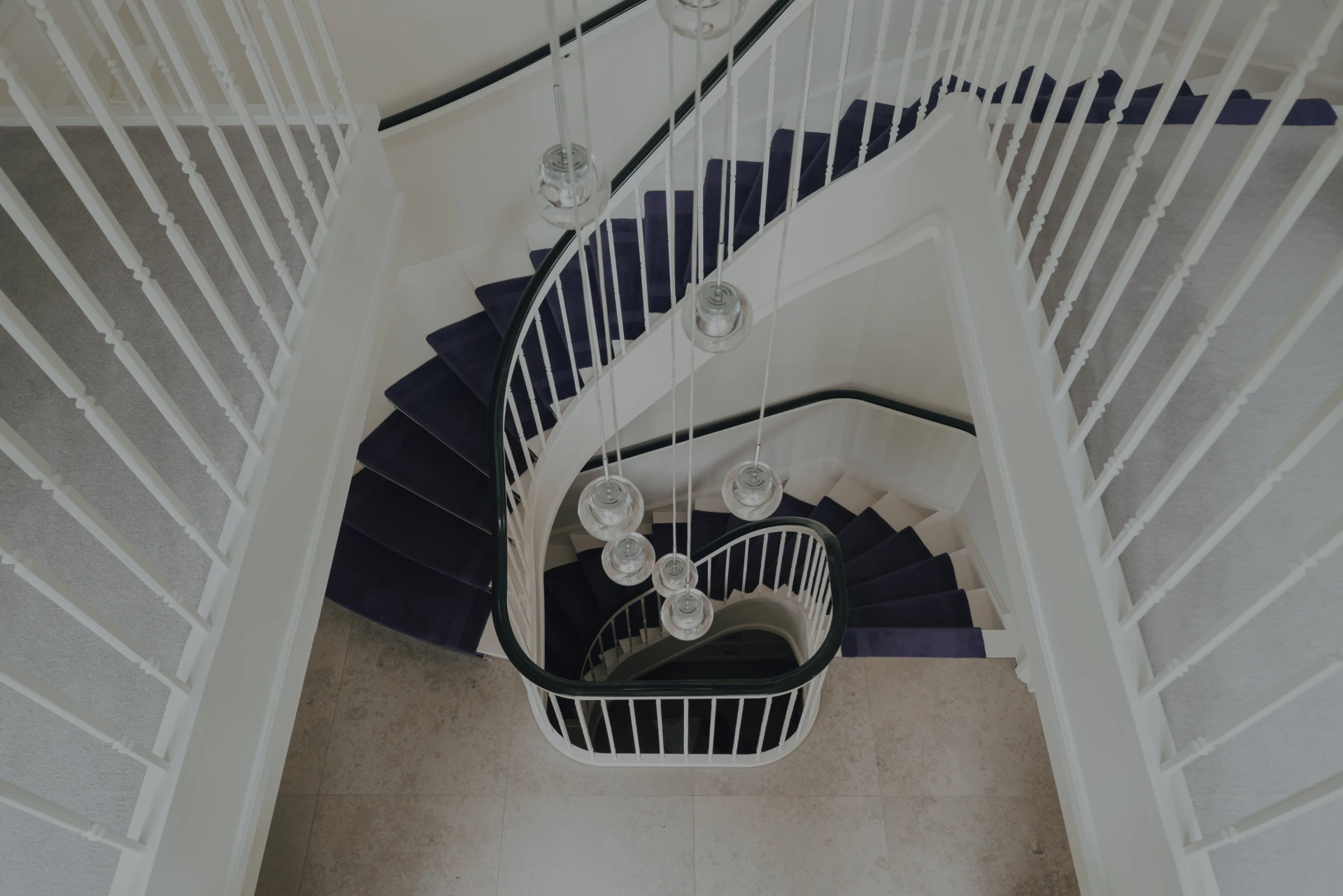 Klassieke witte trap met velvet loper en stalen spijlen Klassieke trappen