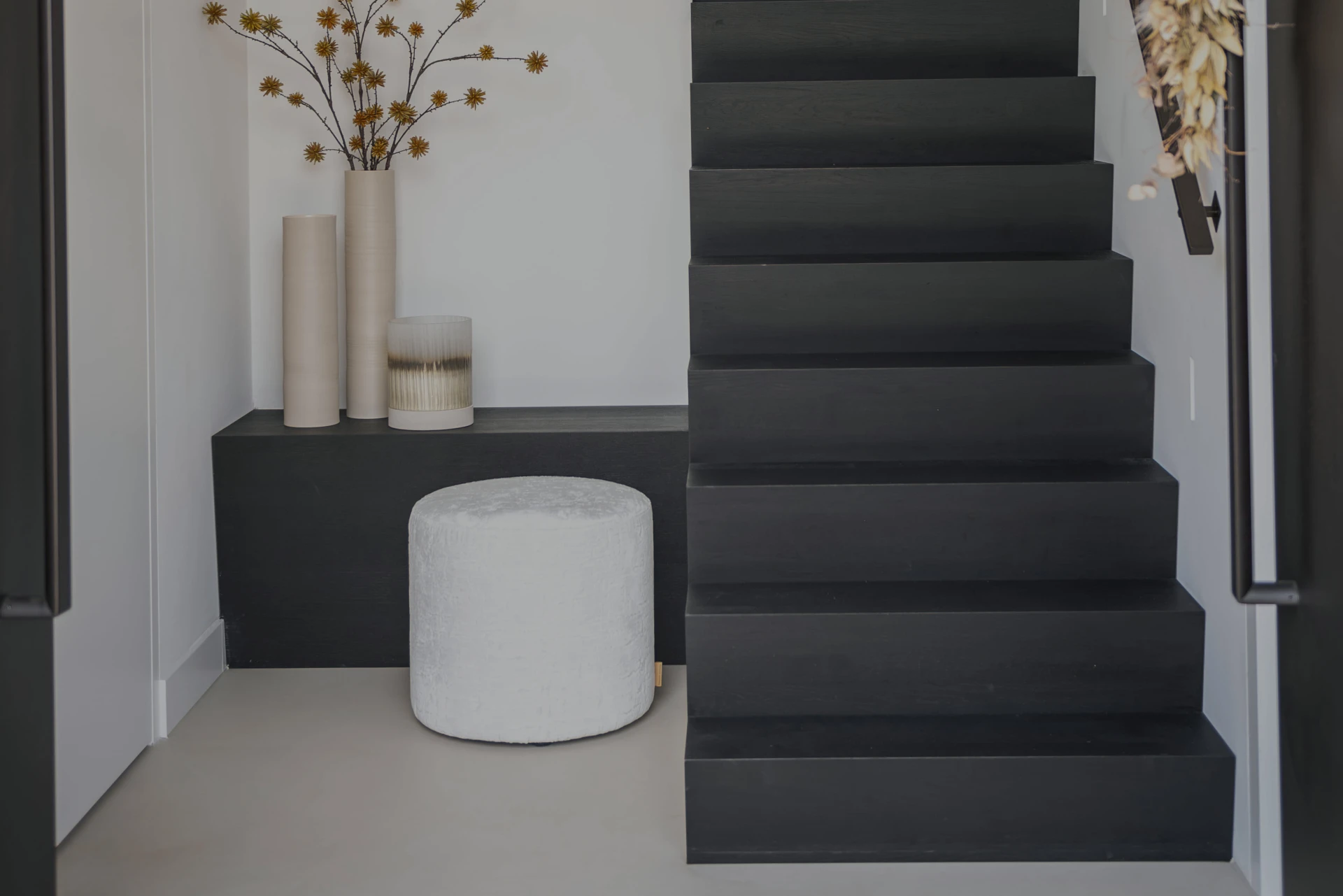 Zwarte houten keepboom z-trap & ruimtebesparende trap Moderne trappen