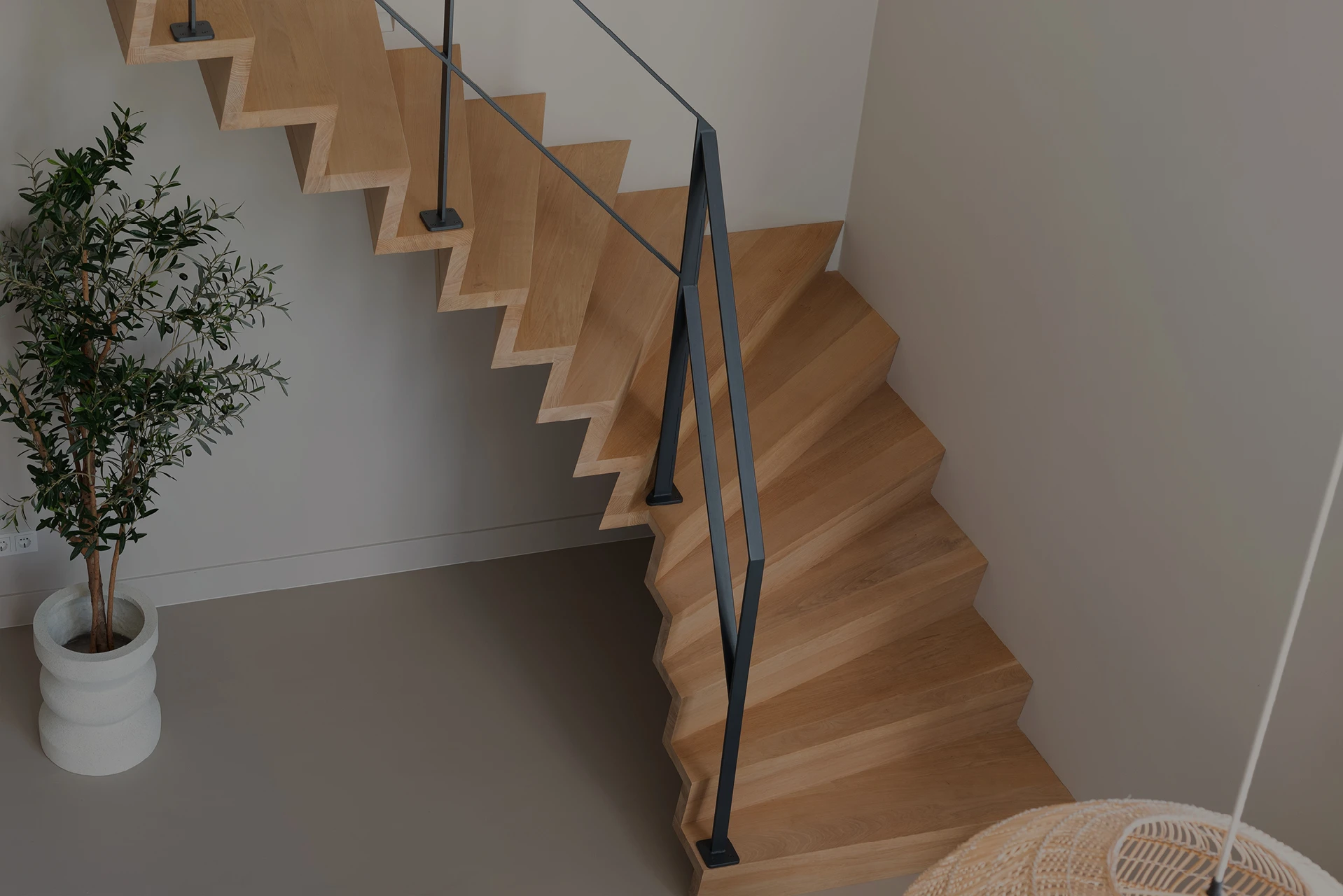 Zwevende houten z-trap met stalen balustrade Moderne trappen
