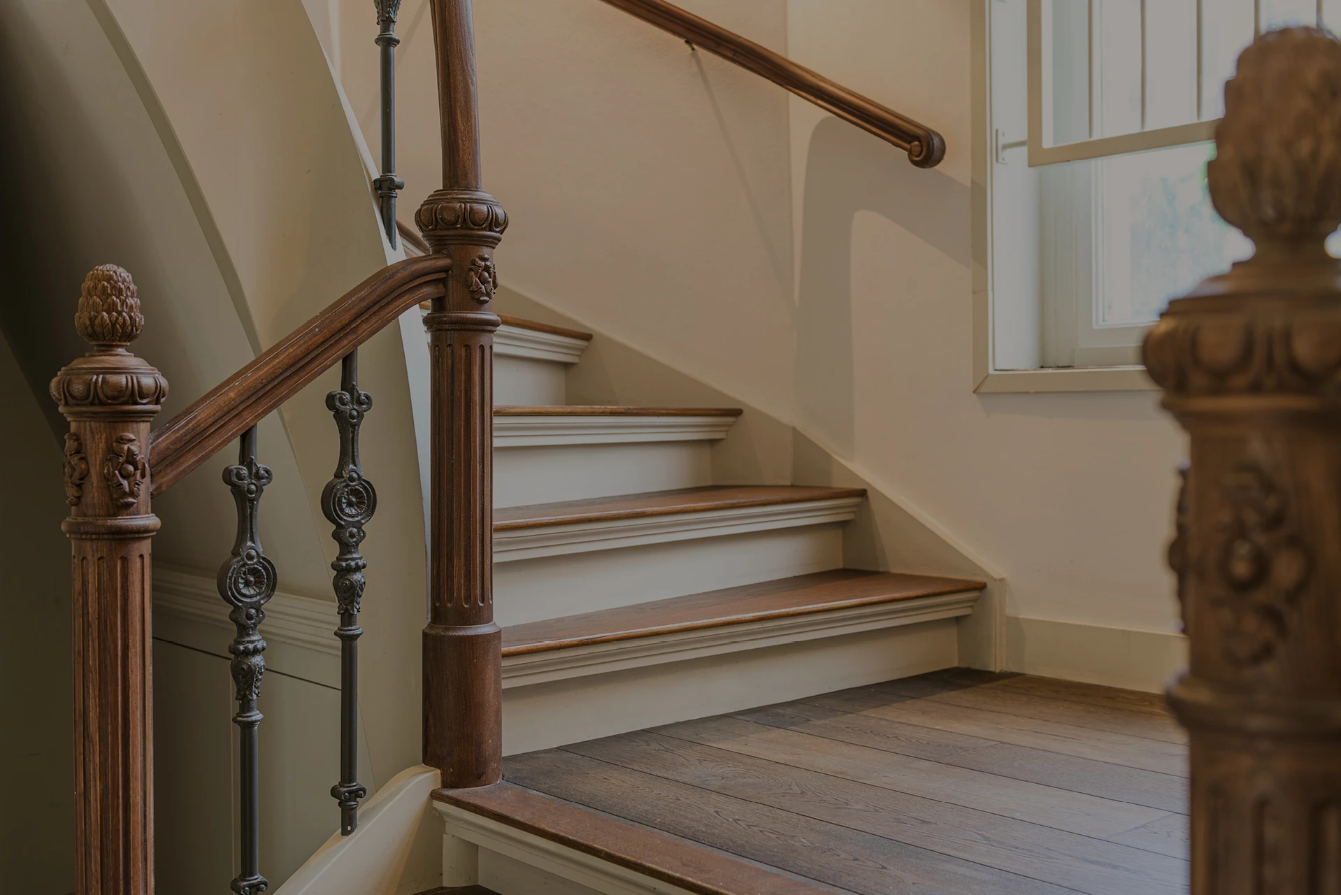 Klassieke bordestrap met meerdere kwartslag trappen Klassieke trappen