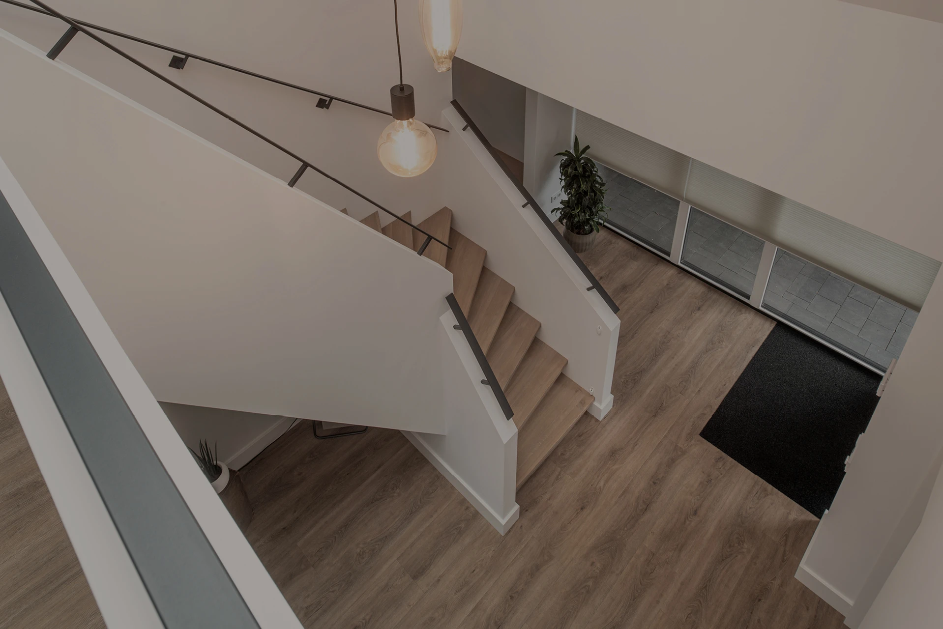 Trap met zwarte stalen leuning Moderne trappen