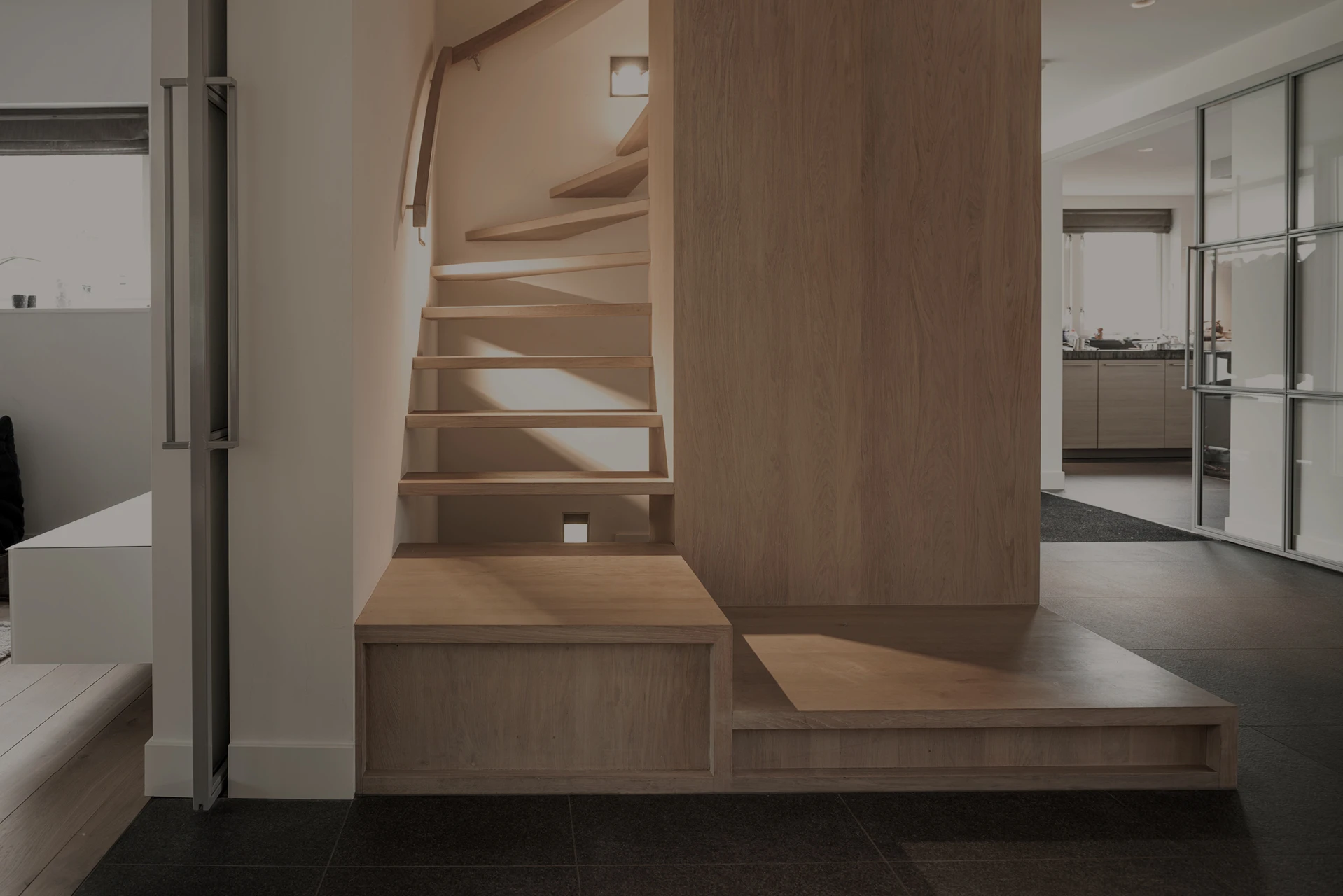 Houten trap met geïntegreerde kast Moderne trappen